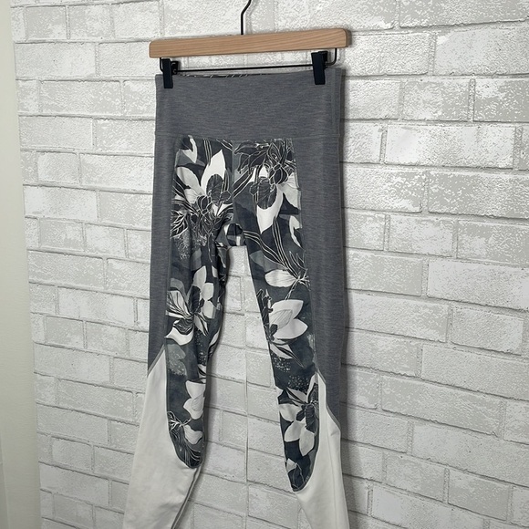 Athleta Grey and White Floral Leggings - Picture 5 of 14